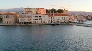 Chenia / Yunanistan - 15 Kasım 2020: Chenia 'daki Girit limanında güneş battı.