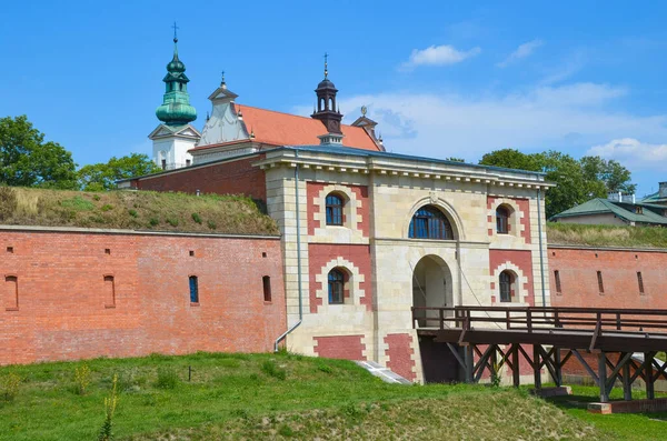 Fortyfikacje Twierdzy Miasta Zamościa Widok Mury Twierdzy Bramę Szczebrzeską Tle — Zdjęcie stockowe