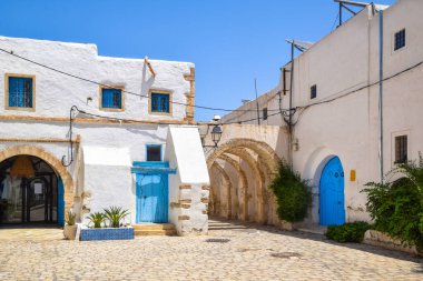 Djerba Adası 'nın başkenti Houmt Souk, Tunus' ta mavi kapılı geleneksel bir beyaz ev..