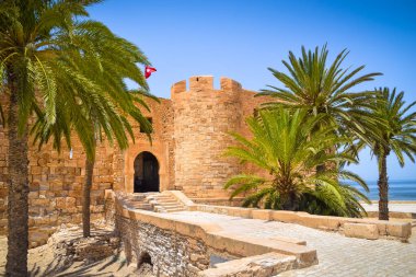 Borj El Kebir, Tunus 'un başkenti Cerba' da yer alan bir ortaçağ kalesidir..