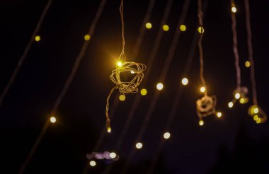 Siyah arka planda noel ışıkları 