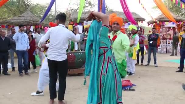 Indický Pár Taneční Lidové Tance Státu Haryana Tradičním Barevným Oblečením — Stock video