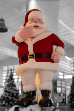 Büyük Noel Baba heykeli, Noel kutlaması için arka planda Noel ağacı olan alışveriş merkezinde..