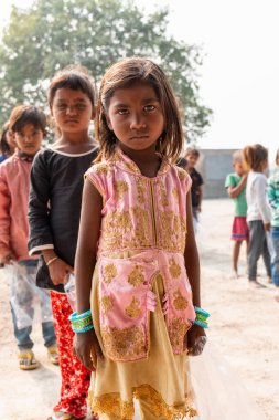 NOIDA, UTTAR PRADESH, INDIA - NOVEMBER 2020: Hindistan 'da Corona salgını sırasında gönüllülerin dağıttığı yiyecekleri toplamak için kenar mahalle veya köy bölgesinden gelen genç çocuklar veya öğrenciler. Topluma geri vermek..