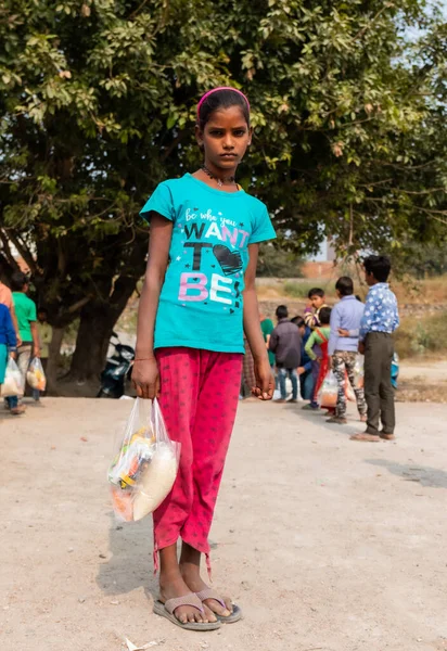 NOIDA, UTTAR PRADESH, INDIA - NOVEMBER 2020: Hindistan 'ın köy veya gecekondu mahallelerinden gelen genç çocukların portresi, kış boyunca okulda duruyor ve salgın sırasında sivil toplum örgütü tarafından dağıtılıyor. Zor zamanlarda topluma geri vermek.