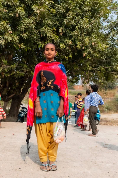 NOIDA, UTTAR PRADESH, INDIA - NOVEMBER 2020: Hindistan 'ın köy veya gecekondu mahallelerinden gelen genç çocukların portresi, kış boyunca okulda duruyor ve salgın sırasında sivil toplum örgütü tarafından dağıtılıyor. Zor zamanlarda topluma geri vermek.