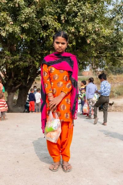 NOIDA, UTTAR PRADESH, INDIA - NOVEMBER 2020: Hindistan 'ın köy veya gecekondu mahallelerinden gelen genç çocukların portresi, kış boyunca okulda duruyor ve salgın sırasında sivil toplum örgütü tarafından dağıtılıyor. Zor zamanlarda topluma geri vermek.