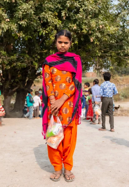 NOIDA, UTTAR PRADESH, INDIA - NOVEMBER 2020: Hindistan 'ın köy veya gecekondu mahallelerinden gelen genç çocukların portresi, kış boyunca okulda duruyor ve salgın sırasında sivil toplum örgütü tarafından dağıtılıyor. Zor zamanlarda topluma geri vermek.