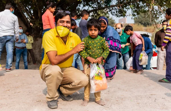 NOIDA, UTTAR PRADESH, INDIA - Kasım 2020: Fakir çocukları kaliteli eğitimle eğitmek için salgın sırasında okulda öğrencilerle veya genç kızlarla Hintli öğretmenlik yapmak... Zor zamanlarda topluma geri vermek.