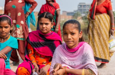 NOIDA, UTTAR PRADESH, INDIA - NOVEMBER 2020: Hindistan 'da Corona salgını sırasında gönüllülerin dağıttığı yiyecekleri toplamak için kenar mahalle veya köy bölgesinden gelen genç çocuklar veya öğrenciler. Topluma geri vermek..