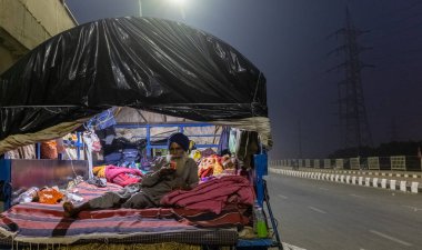 NEW DELHI, Hindistan - 2020 ARALIK: Çeşitli eyaletlerden binlerce çiftçi, yeni tarım yasalarını protesto etmek için Hindistan başkentine doğru yürüdü..