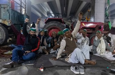 NEW DELHI, Hindistan - 2020 ARALIK: Çeşitli eyaletlerden binlerce çiftçi, yeni tarım yasalarını protesto etmek için Hindistan başkentine doğru yürüdü..