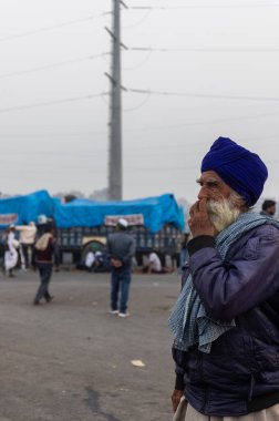 NEW DELHI, INDIA - Aralık 2020: Punjab, Uttar Pradesh ve Uttarakhand 'den Hintli çiftçiler Delhi-up sınırında protesto eylemi düzenlediler. Çiftçiler Hindistan 'daki yeni tarım kanunlarını protesto ediyorlar..
