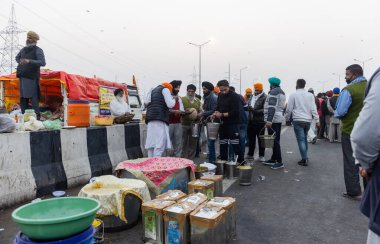 NEW DELHI, Hindistan - 2020 ARALIK: Çeşitli eyaletlerden binlerce çiftçi, yeni tarım yasalarını protesto etmek için Hindistan başkentine doğru yürüdü..