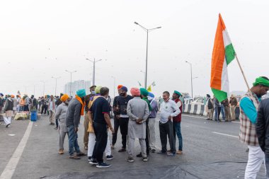 NEW DELHI, Hindistan - 2020 ARALIK: Çeşitli eyaletlerden binlerce çiftçi, yeni tarım yasalarını protesto etmek için Hindistan başkentine doğru yürüdü..