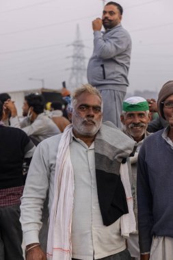 NEW DELHI, Hindistan - 2020 ARALIK: Çeşitli eyaletlerden binlerce çiftçi, yeni tarım yasalarını protesto etmek için Hindistan başkentine doğru yürüdü..