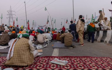 NEW DELHI, Hindistan - 2020 ARALIK: Çeşitli eyaletlerden binlerce çiftçi, yeni tarım yasalarını protesto etmek için Hindistan başkentine doğru yürüdü..