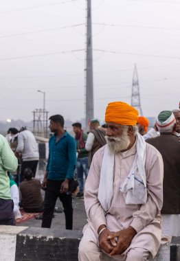 NEW DELHI, Hindistan - 2020 ARALIK: Çeşitli eyaletlerden binlerce çiftçi, yeni tarım yasalarını protesto etmek için Hindistan başkentine doğru yürüdü..