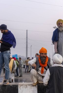 NEW DELHI, Hindistan - 2020 ARALIK: Çeşitli eyaletlerden binlerce çiftçi, yeni tarım yasalarını protesto etmek için Hindistan başkentine doğru yürüdü..