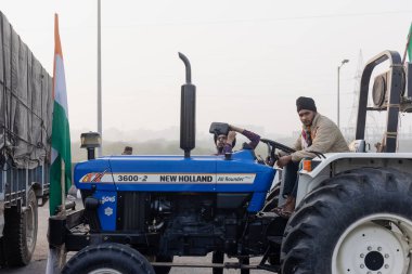NEW DELHI, INDIA, ARALIK 2020: Punjab 'dan Hintli çiftçi portresi ve Delhi-Up sınırında yeni çiftlik yasası protestolarına katılan diğer eyaletler. Hindistan 'ın dört bir yanından çiftçiler Delhi' de protesto ediyor.