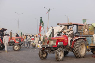 NEW DELHI, INDIA, ARALIK 2020: Punjab 'dan Hintli çiftçi portresi ve Delhi-Up sınırında yeni çiftlik yasası protestolarına katılan diğer eyaletler. Hindistan 'ın dört bir yanından çiftçiler Delhi' de protesto ediyor.