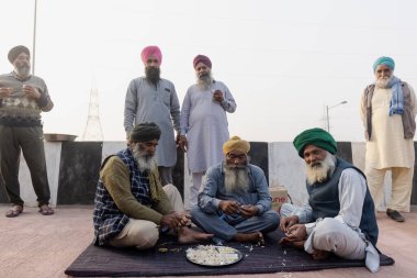 NEW DELHI, INDIA, ARALIK 2020: Punjab 'dan Hintli çiftçi portresi ve Delhi-Up sınırında yeni çiftlik yasası protestolarına katılan diğer eyaletler. Hindistan 'ın dört bir yanından çiftçiler Delhi' de protesto ediyor.