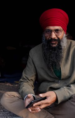 NEW DELHI, INDIA, ARALIK 2020: Punjab 'dan Hintli çiftçi portresi ve Delhi-Up sınırında yeni çiftlik yasası protestolarına katılan diğer eyaletler. Hindistan 'ın dört bir yanından çiftçiler Delhi' de protesto ediyor.