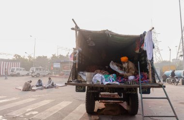 NEW DELHI, INDIA, ARALIK 2020: Punjab 'dan Hintli çiftçi portresi ve Delhi-Up sınırında yeni çiftlik yasası protestolarına katılan diğer eyaletler. Hindistan 'ın dört bir yanından çiftçiler Delhi' de protesto ediyor.
