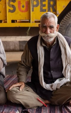 NEW DELHI, INDIA, ARALIK 2020: Punjab 'dan Hintli çiftçi portresi ve Delhi-Up sınırında yeni çiftlik yasası protestolarına katılan diğer eyaletler. Hindistan 'ın dört bir yanından çiftçiler Delhi' de protesto ediyor.