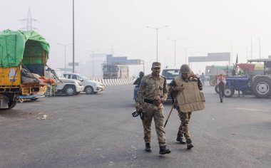 NEW DELHI, INDIA, ARALIK 2020: Punjab 'dan Hintli çiftçi portresi ve Delhi-Up sınırında yeni çiftlik yasası protestolarına katılan diğer eyaletler. Hindistan 'ın dört bir yanından çiftçiler Delhi' de protesto ediyor.