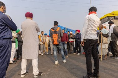 NEW DELHI, INDIA, ARALIK 2020: Punjab 'dan Hintli çiftçi portresi ve Delhi-Up sınırında yeni çiftlik yasası protestolarına katılan diğer eyaletler. Hindistan 'ın dört bir yanından çiftçiler Delhi' de protesto ediyor.