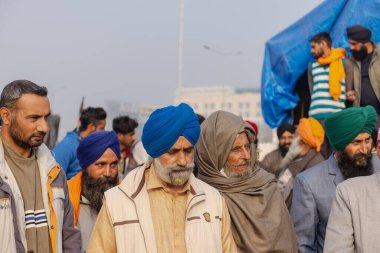 NEW DELHI, INDIA, ARALIK 2020: Punjab 'dan Hintli çiftçi portresi ve Delhi-Up sınırında yeni çiftlik yasası protestolarına katılan diğer eyaletler. Hindistan 'ın dört bir yanından çiftçiler Delhi' de protesto ediyor.