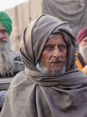 NEW DELHI, INDIA, ARALIK 2020: Punjab 'dan Hintli çiftçi portresi ve Delhi-Up sınırında yeni çiftlik yasası protestolarına katılan diğer eyaletler. Hindistan 'ın dört bir yanından çiftçiler Delhi' de protesto ediyor.