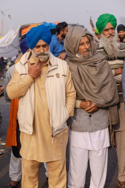 NEW DELHI, INDIA, ARALIK 2020: Punjab 'dan Hintli çiftçi portresi ve Delhi-Up sınırında yeni çiftlik yasası protestolarına katılan diğer eyaletler. Hindistan 'ın dört bir yanından çiftçiler Delhi' de protesto ediyor.