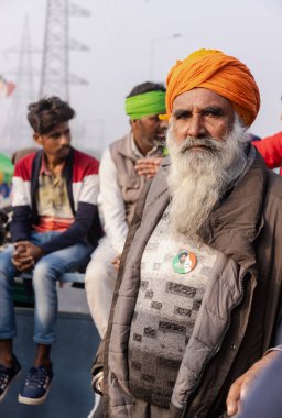 NEW DELHI, INDIA, ARALIK 2020: Punjab 'dan Hintli çiftçi portresi ve Delhi-Up sınırında yeni çiftlik yasası protestolarına katılan diğer eyaletler. Hindistan 'ın dört bir yanından çiftçiler Delhi' de protesto ediyor.