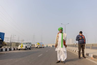 NEW DELHI, INDIA, ARALIK 2020: Punjab 'dan Hintli çiftçi portresi ve Delhi-Up sınırında yeni çiftlik yasası protestolarına katılan diğer eyaletler. Hindistan 'ın dört bir yanından çiftçiler Delhi' de protesto ediyor.