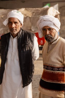 Yeni Delhi, Hindistan, Aralık 2020: Delhi-Up sınırında yeni çiftlik yasası protestosuna katılan Hintli çiftçinin portresi. Hindistan 'ın dört bir yanından çiftçiler Delhi sınırında protesto yaptılar.