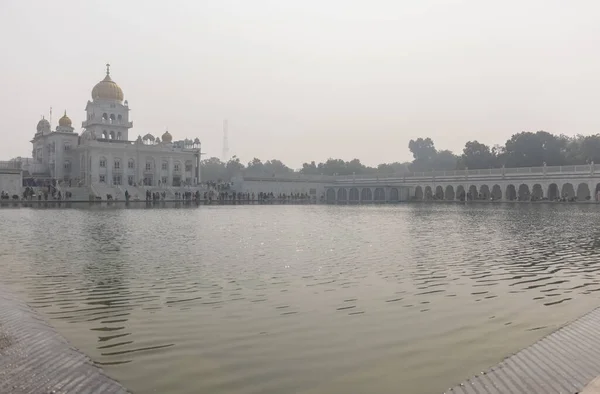 新德里 2021年1月1日 Gurdwara Bangla Sahib是最著名的锡克教Gurdwara 新德里的主要景点之一 庙宇前面的一个大池塘 — 图库照片