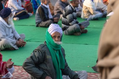 NEW DELHI, INDIA - HAZİRAN 2021: Gazipur Sınır 'ında farklı eyaletlerden Yaşlı Sih Hintli çiftçilerin portresi. Çiftçiler Hindistan 'daki yeni tarım kanunlarını protesto ediyorlar..