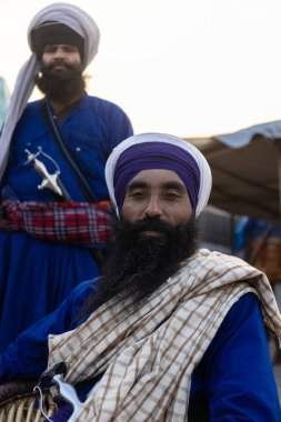 NEW DELHI, INDIA - HAZİRAN 2021: Ghazipur sınırında farklı eyaletlerden genç Hintli çiftçilerin portresi. Çiftçiler Hindistan 'daki yeni tarım kanunlarını protesto ediyorlar..