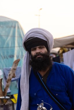 NEW DELHI, INDIA - HAZİRAN 2021: Ghazipur sınırında farklı eyaletlerden genç Hintli çiftçilerin portresi. Çiftçiler Hindistan 'daki yeni tarım kanunlarını protesto ediyorlar..