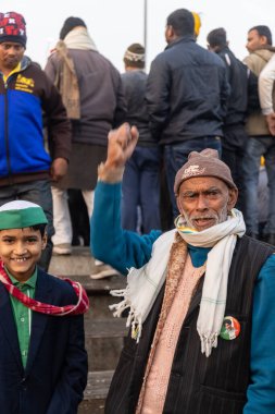 NEW DELHI, INDIA - HAZİRAN 2021: Gazipur Sınır 'ında farklı eyaletlerden Yaşlı Sih Hintli çiftçilerin portresi. Çiftçiler Hindistan 'daki yeni tarım kanunlarını protesto ediyorlar..