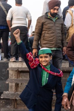 NEW DELHI, INDIA - HAZİRAN 2021: Ghazipur sınırında farklı eyaletlerden genç bir çocuğun portresi. Çiftçiler Hindistan 'daki yeni tarım kanunlarını protesto ediyorlar..