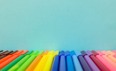 Renkli arkaplanda renkli kalemler