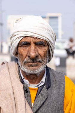 GHAZIABAD, UTTAR PRADESH, INDIA - HAZİKA 2021: Hintli Sih erkeğinin Gazipur sınırındaki çiftçi protestosuna katılan renkli türbanlı portresi.