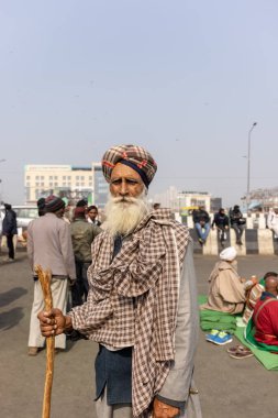 GHAZIABAD, UTTAR PRADESH, INDIA - HAZİKA 2021: Hintli Sih erkeğinin Gazipur sınırındaki çiftçi protestosuna katılan renkli türbanlı portresi.