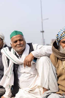GHAZIABAD, UTTAR PRADESH, INDIA - HAZİKA 2021: Hintli Sih erkeğinin Gazipur sınırındaki çiftçi protestosuna katılan renkli türbanlı portresi.