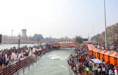 HARIDWAR, INDIA, FEBRUARY 2021: Kumbh mela sırasındaki Ganj nehri ve Haridwar 'ın renkli Ghat' ları. Maha Kumbh Mela her 12 yılda bir yapılan büyük bir hac yolculuğu..