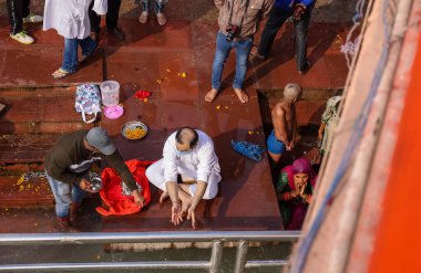 HARIDWAR, UTTARAKHAND, INDIA - Şubat 2021: Hintli hacılar Kumbh sırasındaki Har ki Pauri ghat 'ında Ganj Nehri yakınlarında Hindu ayinleri yapıyorlar. Maha Kumbh her 12 yılda bir olur..