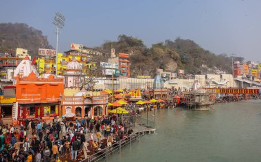 HARIDWAR, INDIA, FEBRUARY 2021: Kumbh mela sırasındaki Ganj nehri ve Haridwar 'ın renkli Ghat' ları. Maha Kumbh Mela her 12 yılda bir yapılan büyük bir hac yolculuğu..